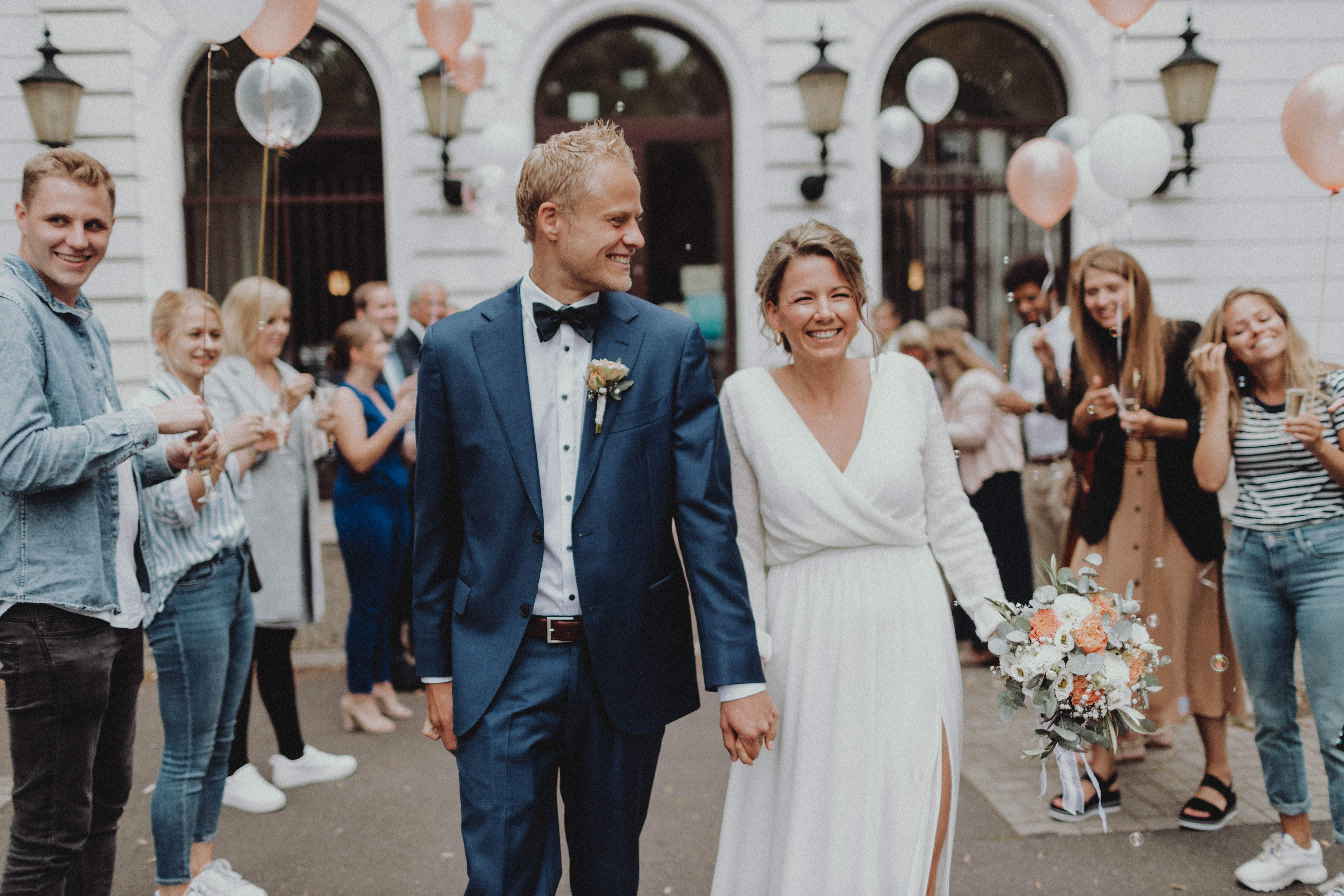 Standesamt Hamburg Hochzeit — Brautpaar beim Auszug aus dem Trauraum