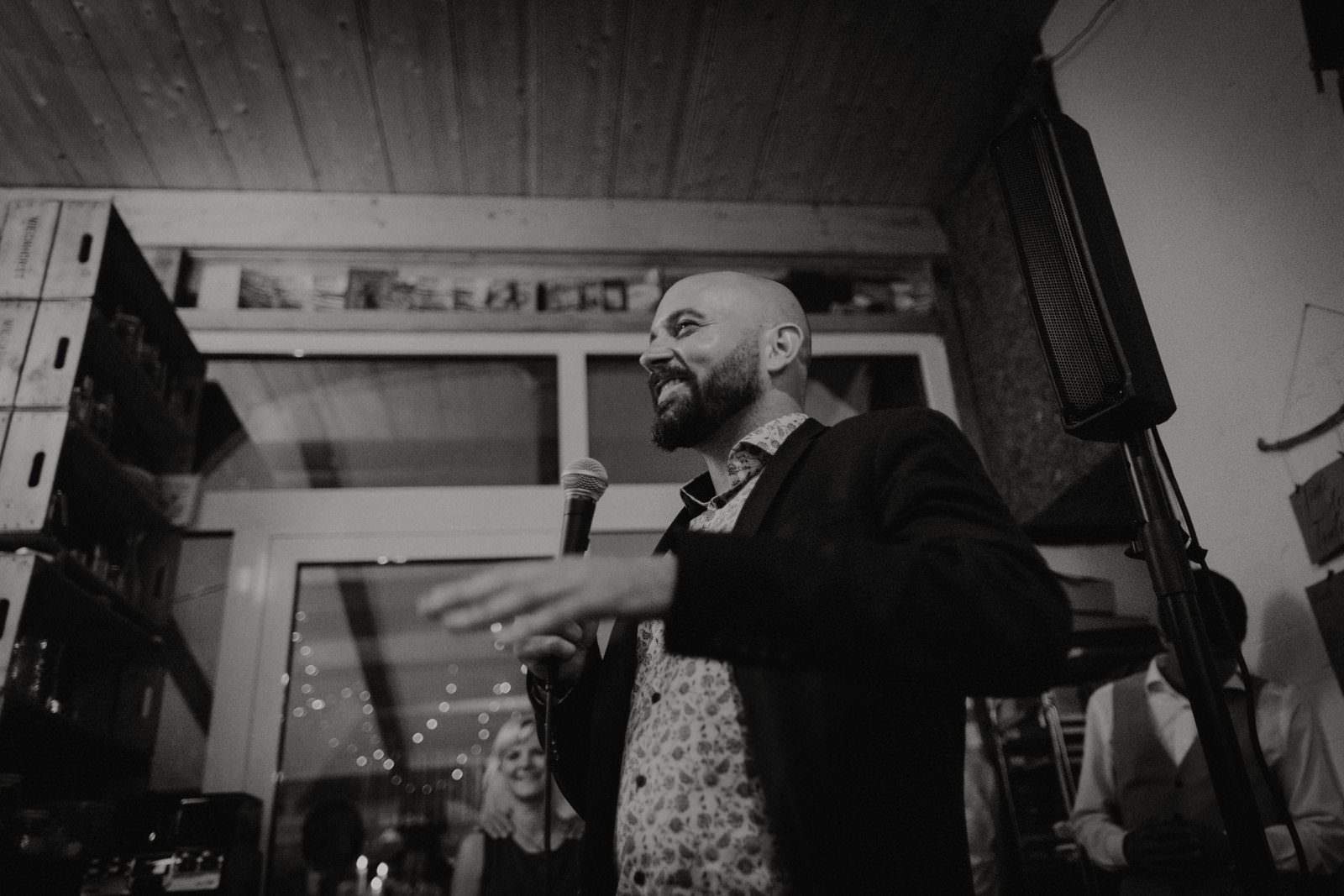 Hochzeitsfotograf Hamburg — Trauzeuge bei seiner Rede, Hochzeit Kira und Henning, Haus Anna Elbe