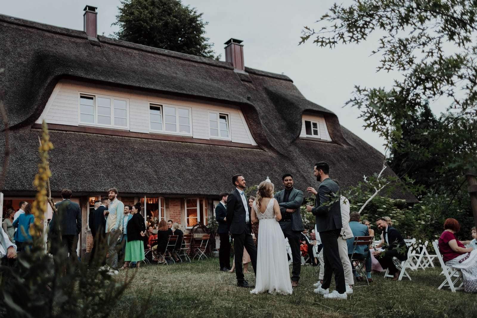 Hochzeitsfotograf Hamburg — Brautpaar Kira und Henning, Portrait am Abend, Haus Anna Elbe Altengamme