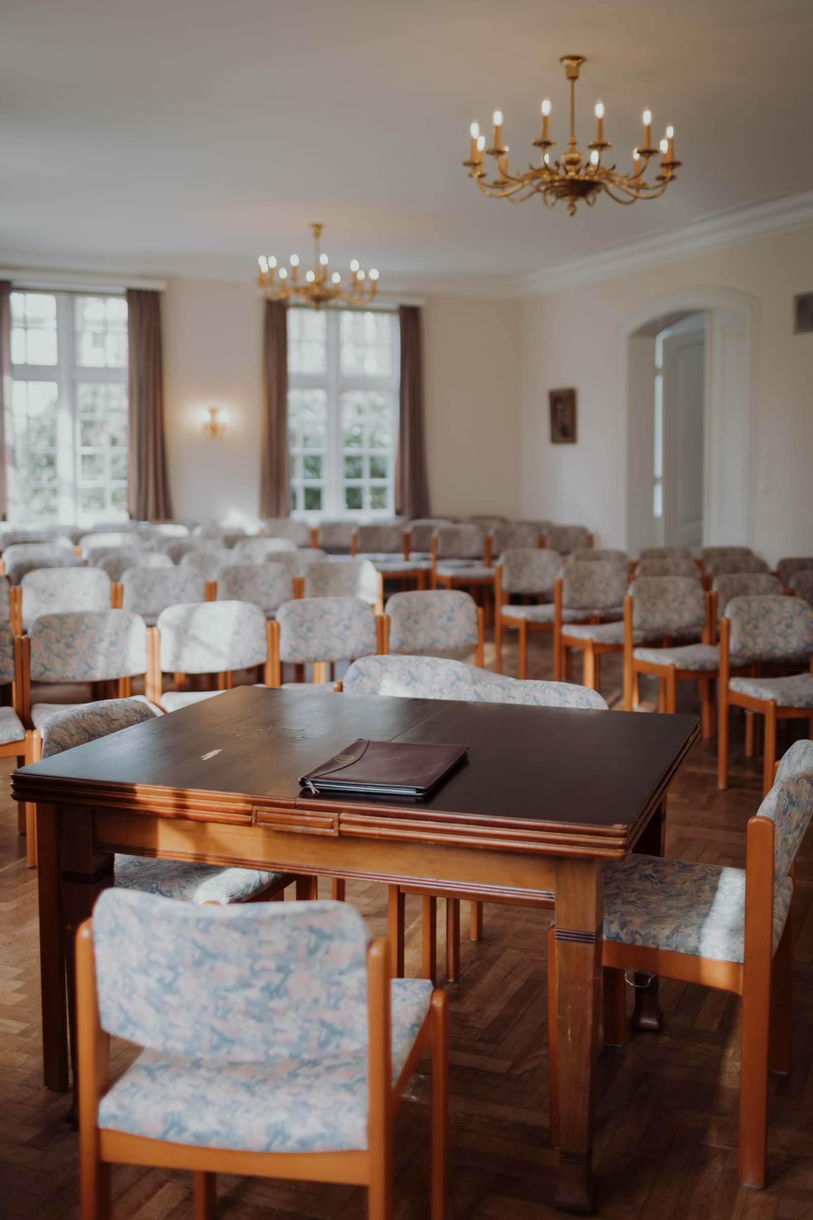 Das Trauzimmer im Erdgeschoss des Stavenhagenhauses mit Tageslicht, leer kurz vor der Trauung
