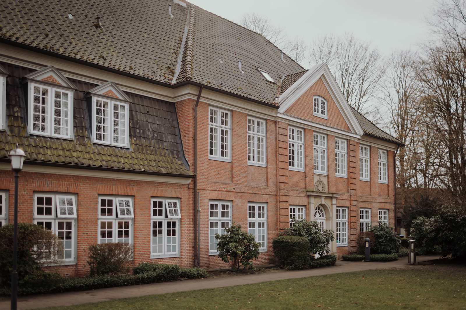 Das Stavenhagenhaus in Hamburg-Groß Borstel von außen an einem Freitag
