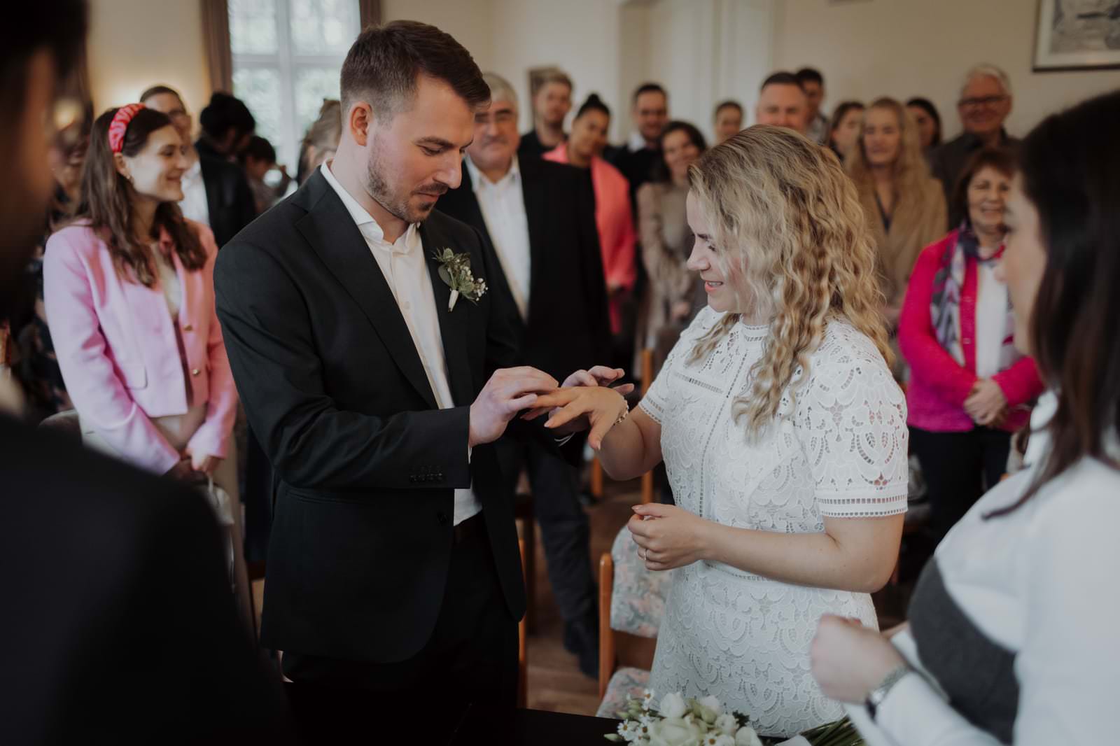 Hauke steckt Alina den Ehering an
