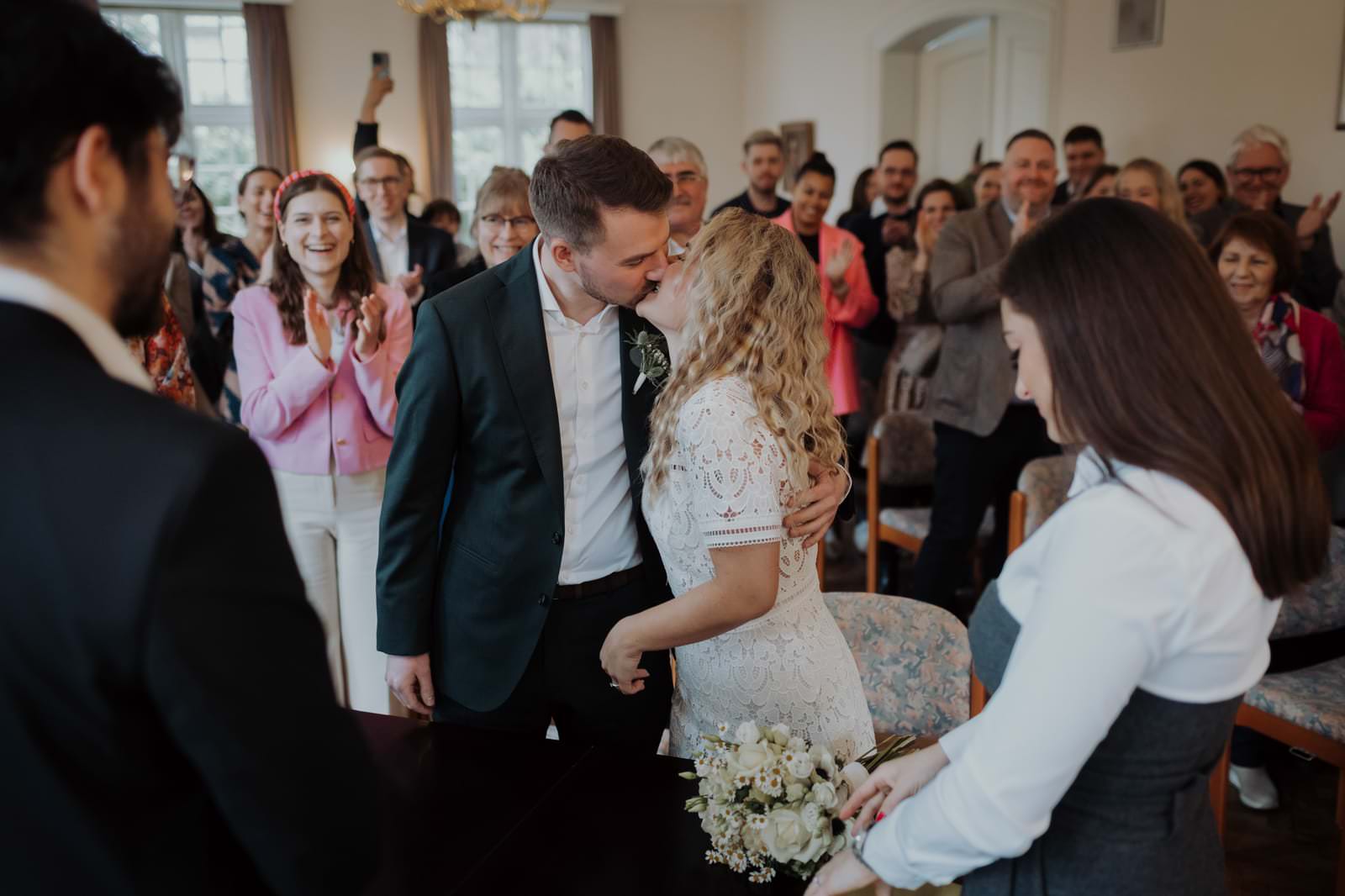 Der Kuss von Alina und Hauke direkt nach dem Ringanstecken