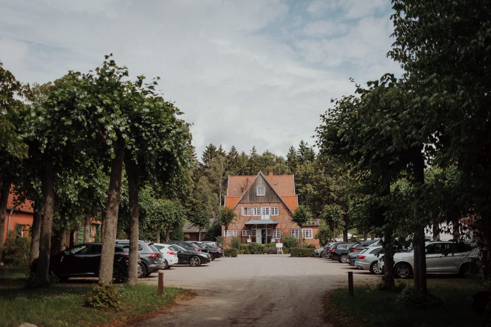 Hotel Waldhof auf Herrenland, Haupteingang — Lindenallee und Fachwerkhaus an einem Sommermorgen.
