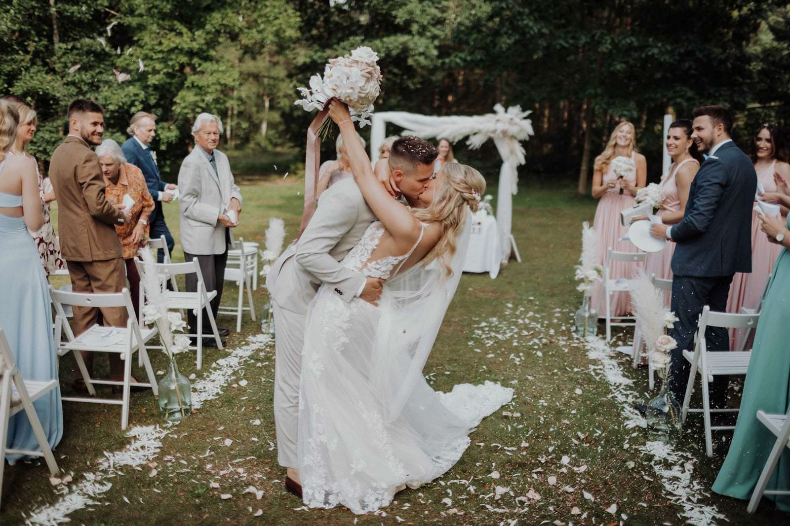 Cyana und Basti freie Trauung am Pampasgras-Altar Hotel Waldhof Mölln