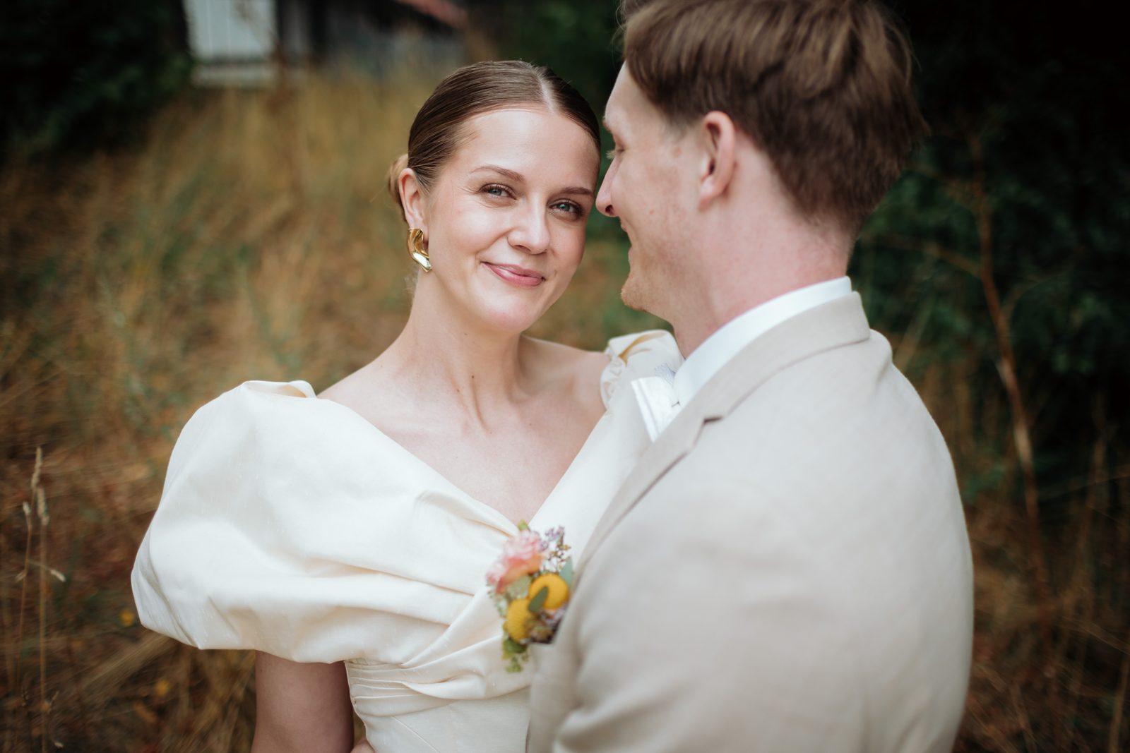 Jana und Sören im hohen Gras