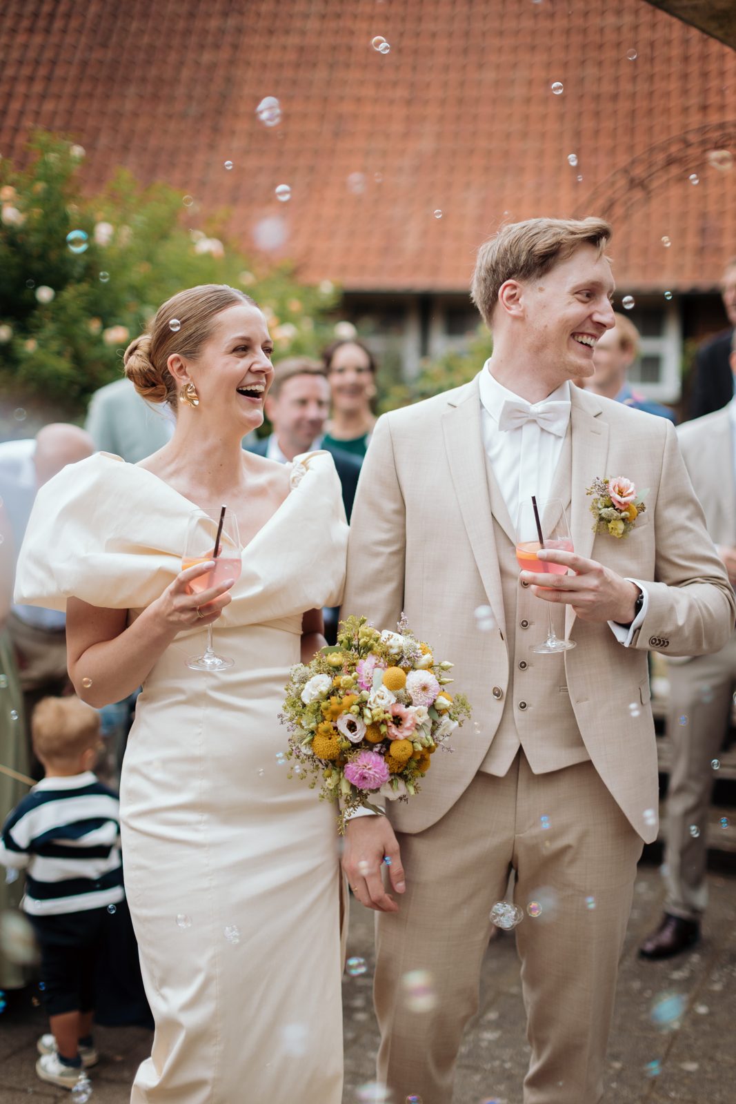 Jana und Sören zwischen den Gästen