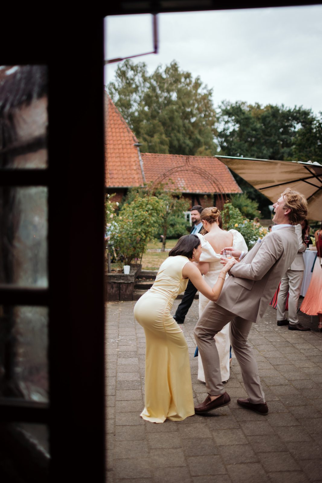 Gäste tanzen im Innenhof