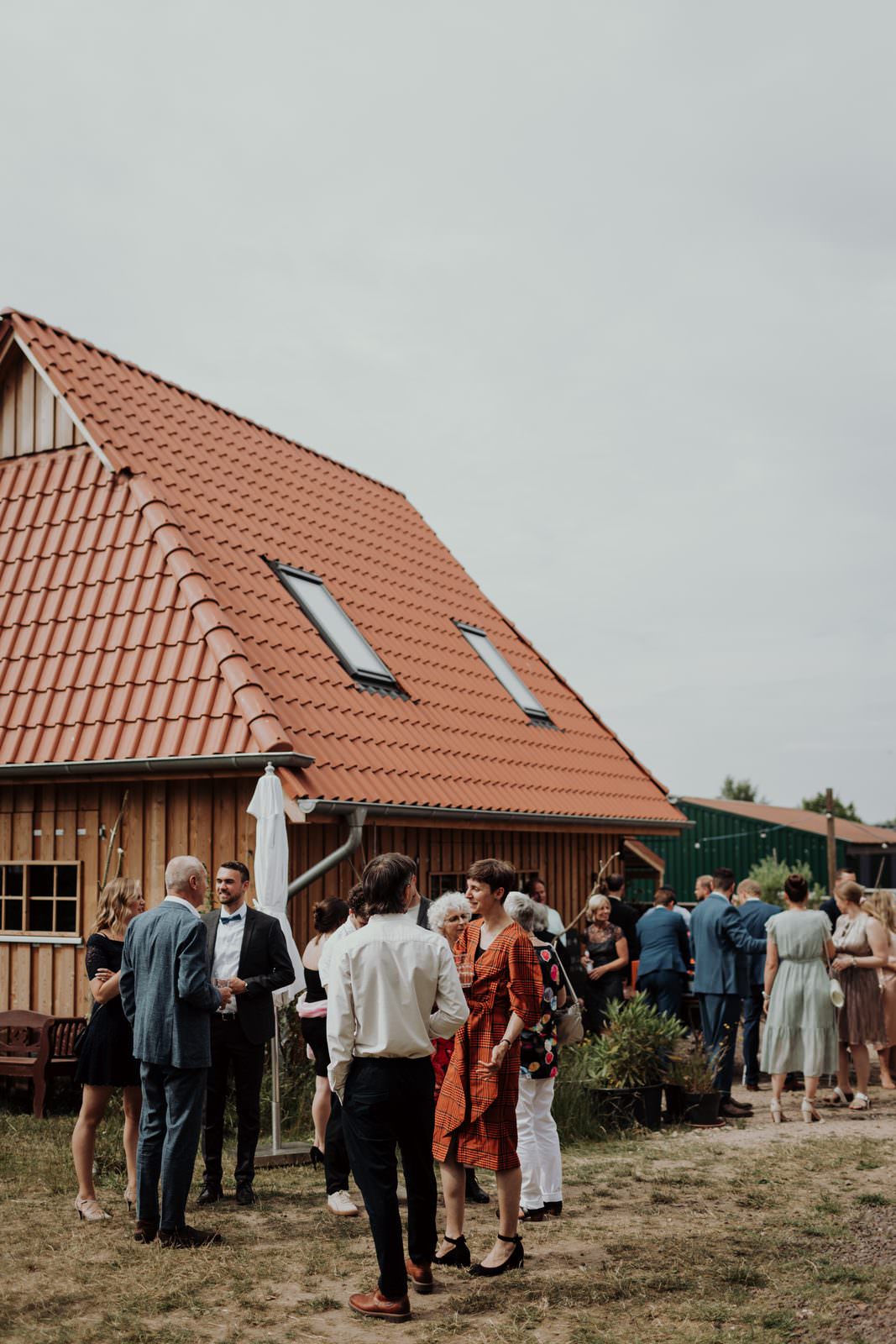 Gäste warten vor der freien Trauung im Haus Anna Elbe, Altengamme.