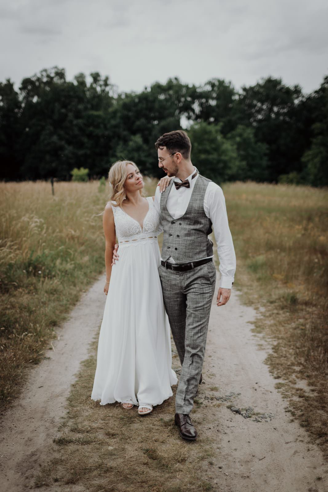 Kira und Henning auf dem Feldweg bei Haus Anna Elbe, Paarshooting Juni 2022.