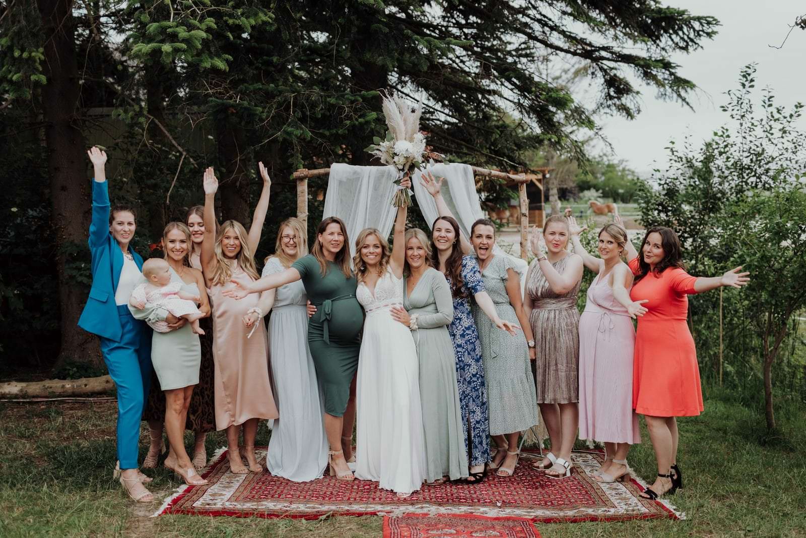 Kira mit ihren Freundinnen, Gruppenbild Hochzeit Haus Anna Elbe.