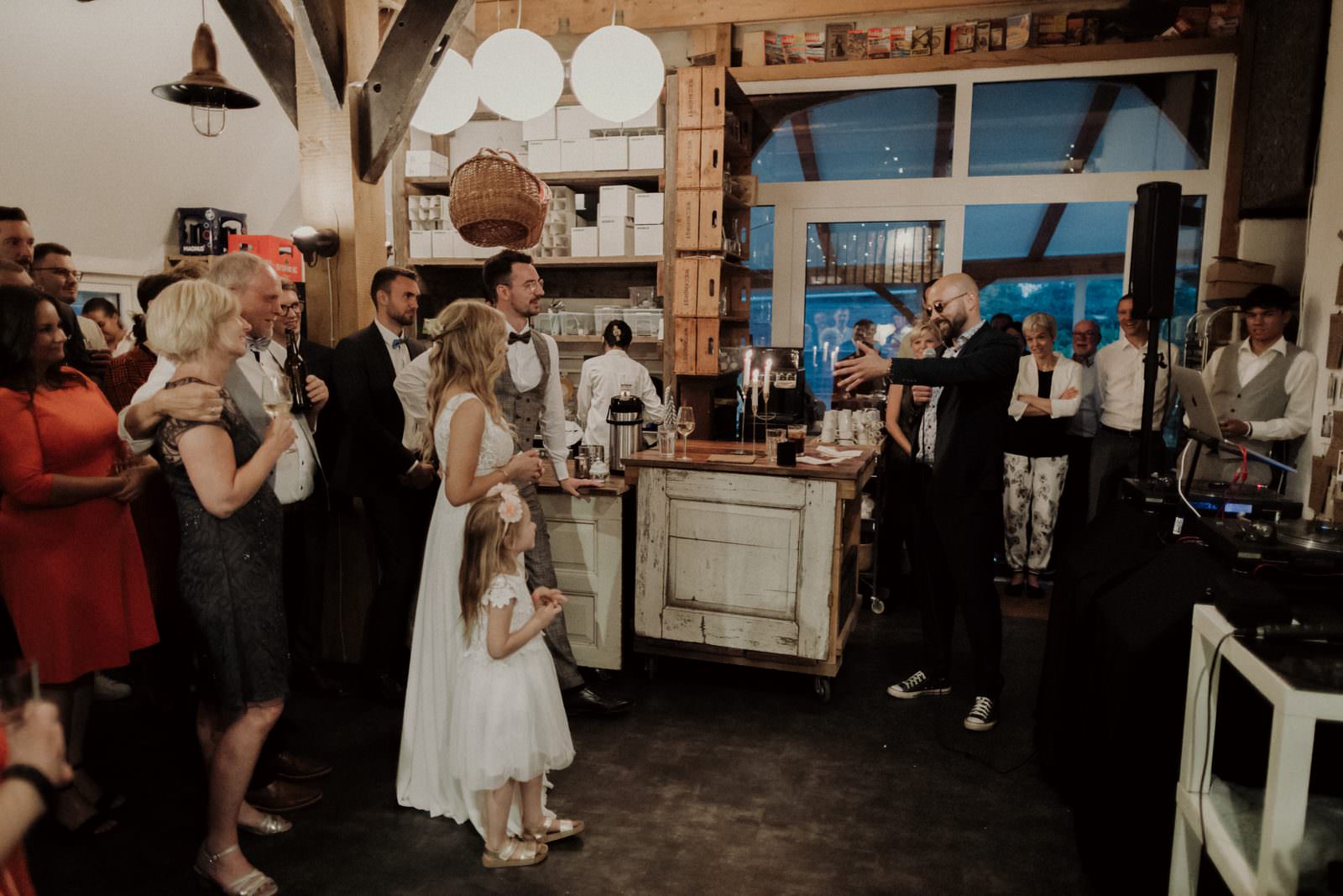 Feierstimmung bei der Rede des Trauzeugen, Hochzeit Haus Anna Elbe.