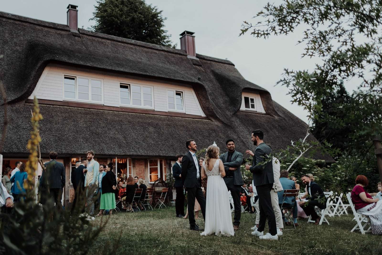 Lauschiger Abend draußen bei Haus Anna Elbe, Hochzeit Juni 2022.